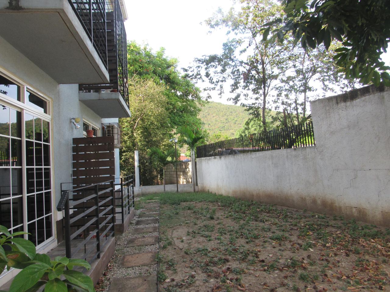 8 Hamlet Crescent 2