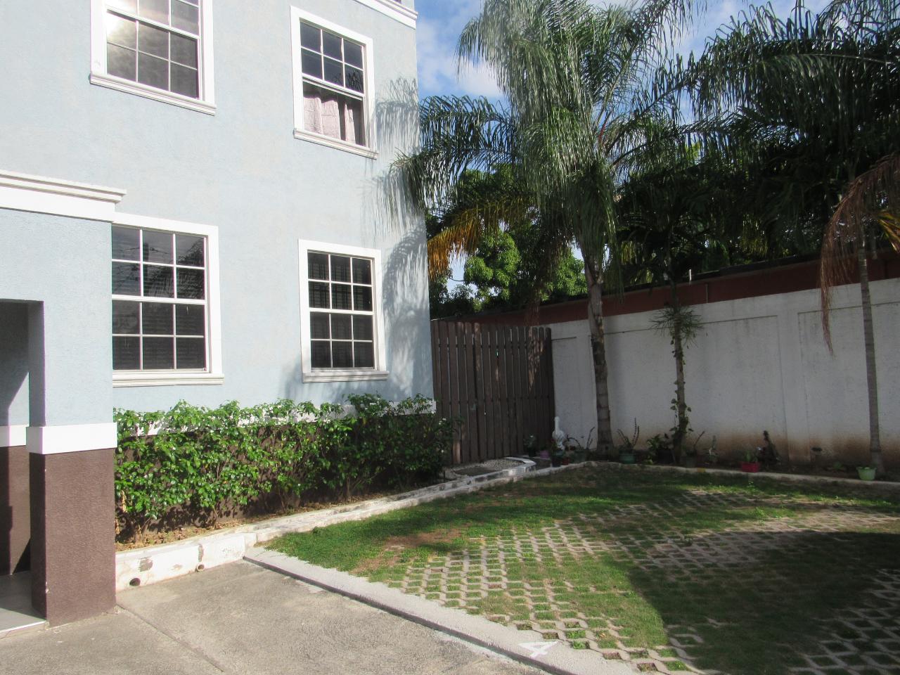 8 Hamlet Crescent 2