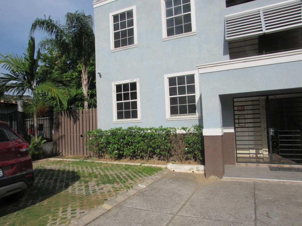 8 Hamlet Crescent 2