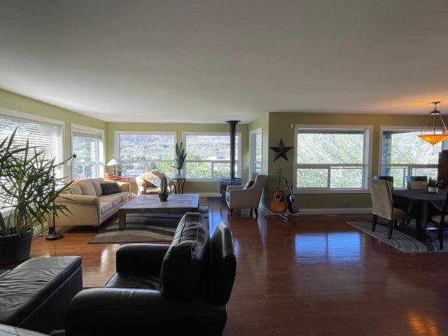 1491 Pine Cres