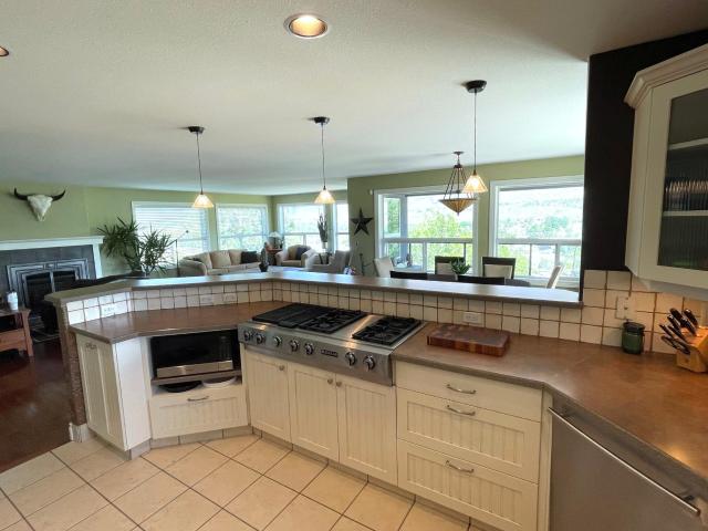 1491 Pine Cres