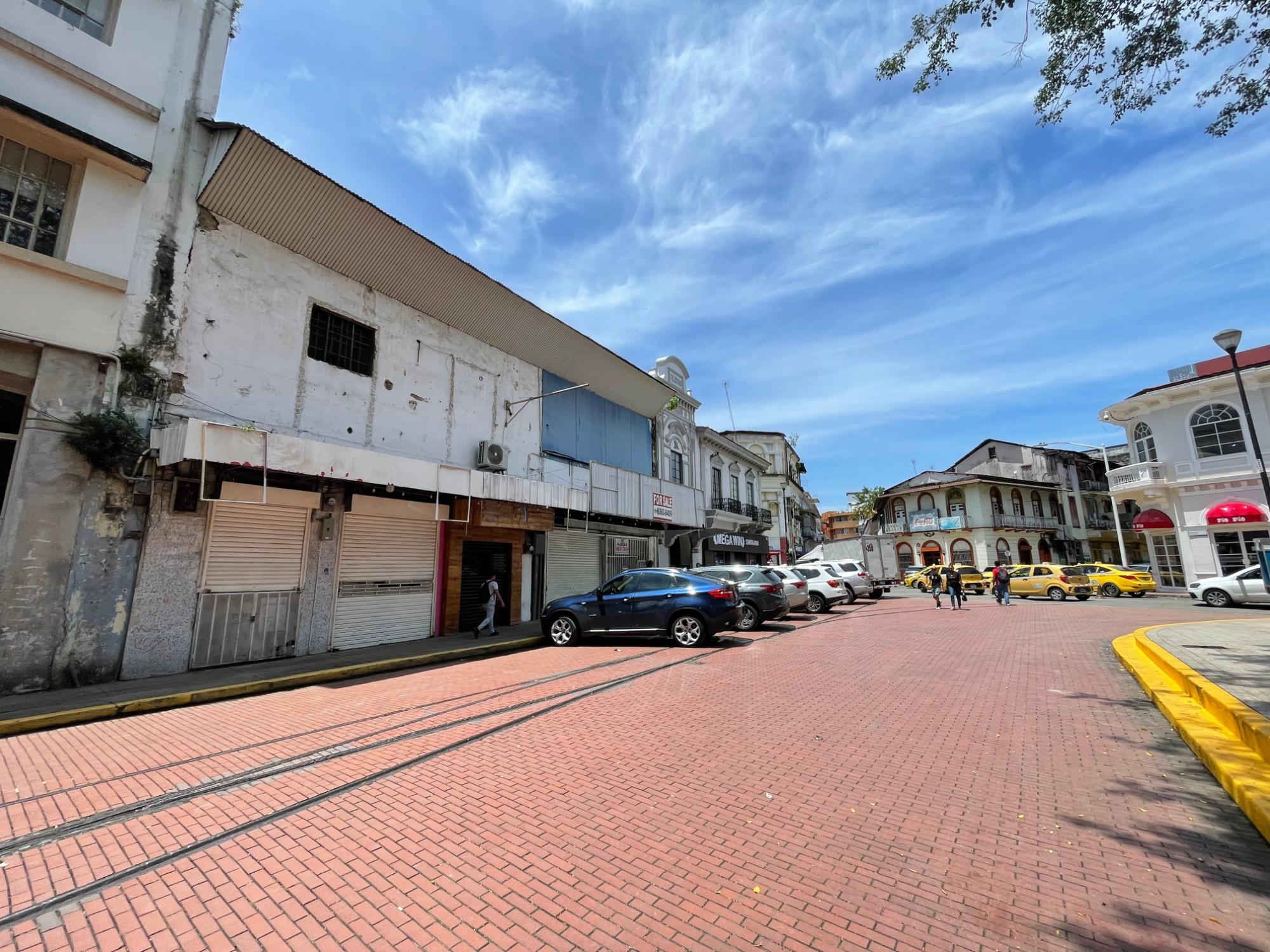 Propiedad en Venta en Plaza Santa Ana – 3 Locales Comerciales.