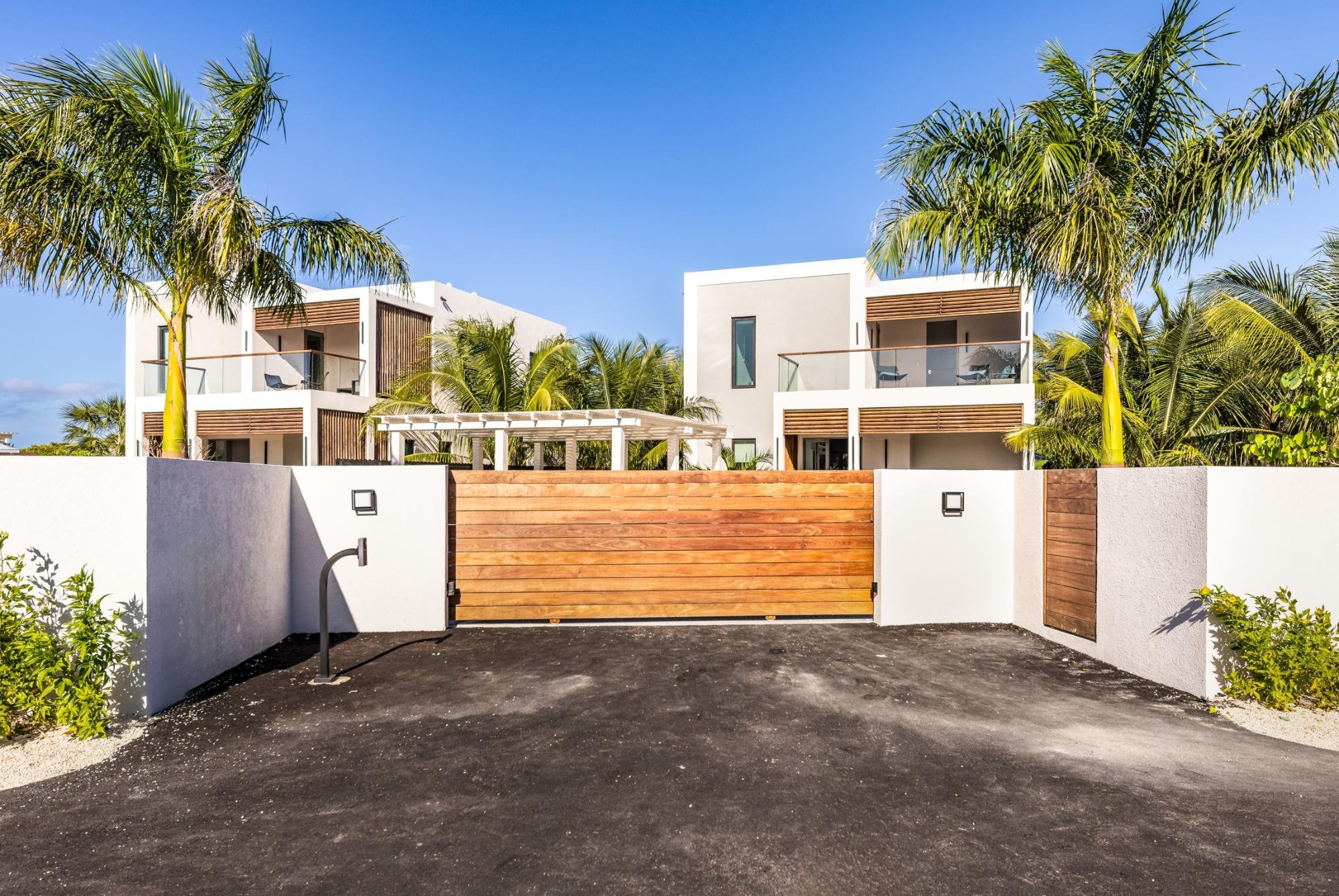 2 LEEWARD PALMS — photo 3