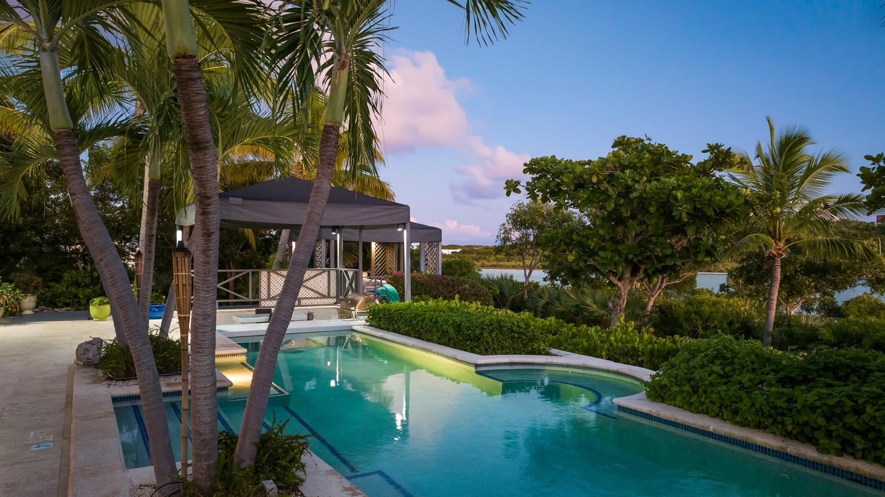 SHUTTERS VILLA