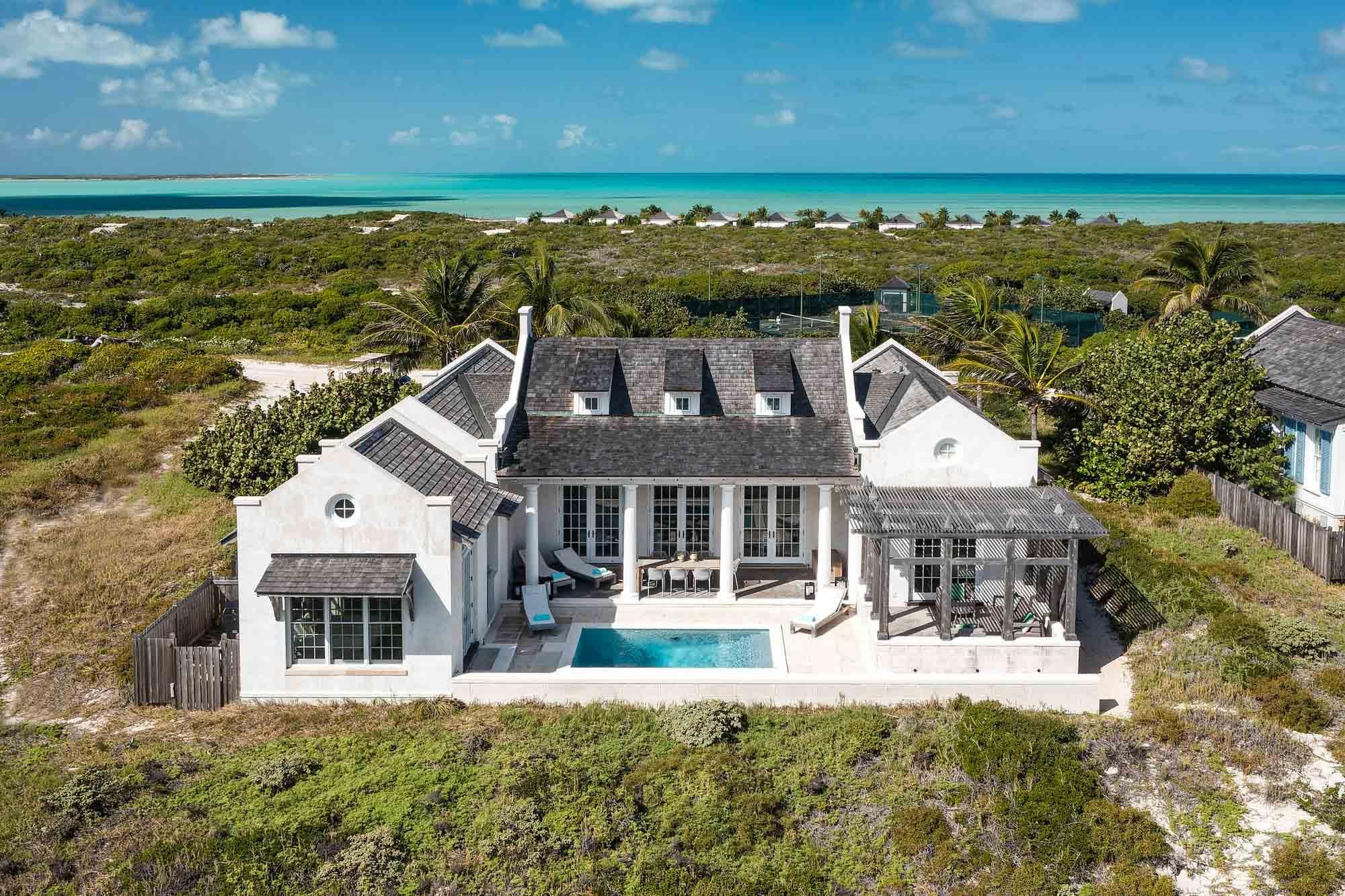 AURORA - AMBERGRIS CAY — photo 2