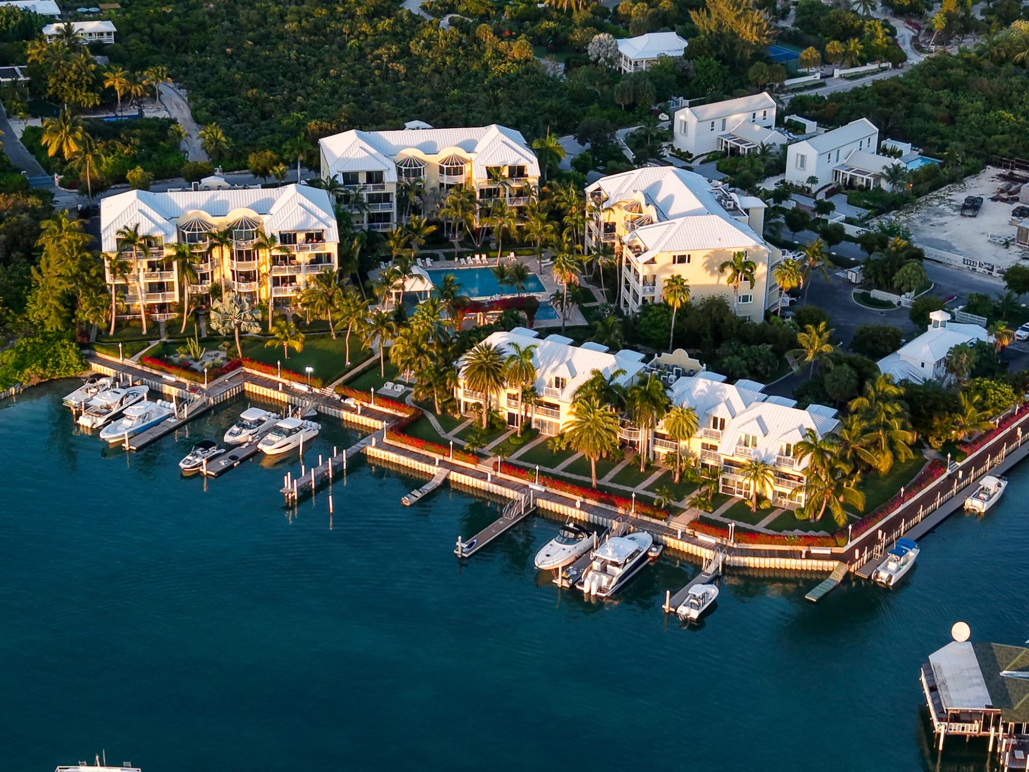 YACHT CLUB — photo 2