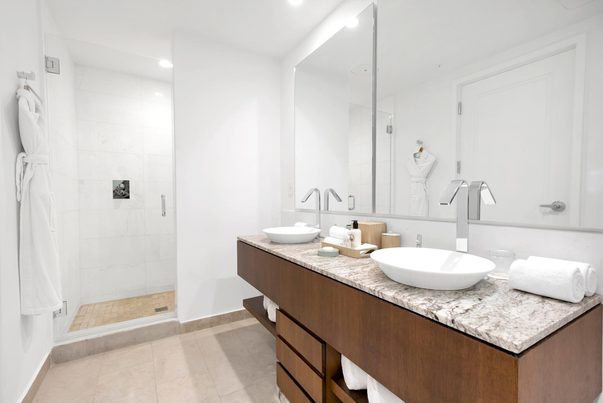 UNIT 1040 (4A) RITZ CARLTON 3BR/4BA/DEN/LAUNDRY
