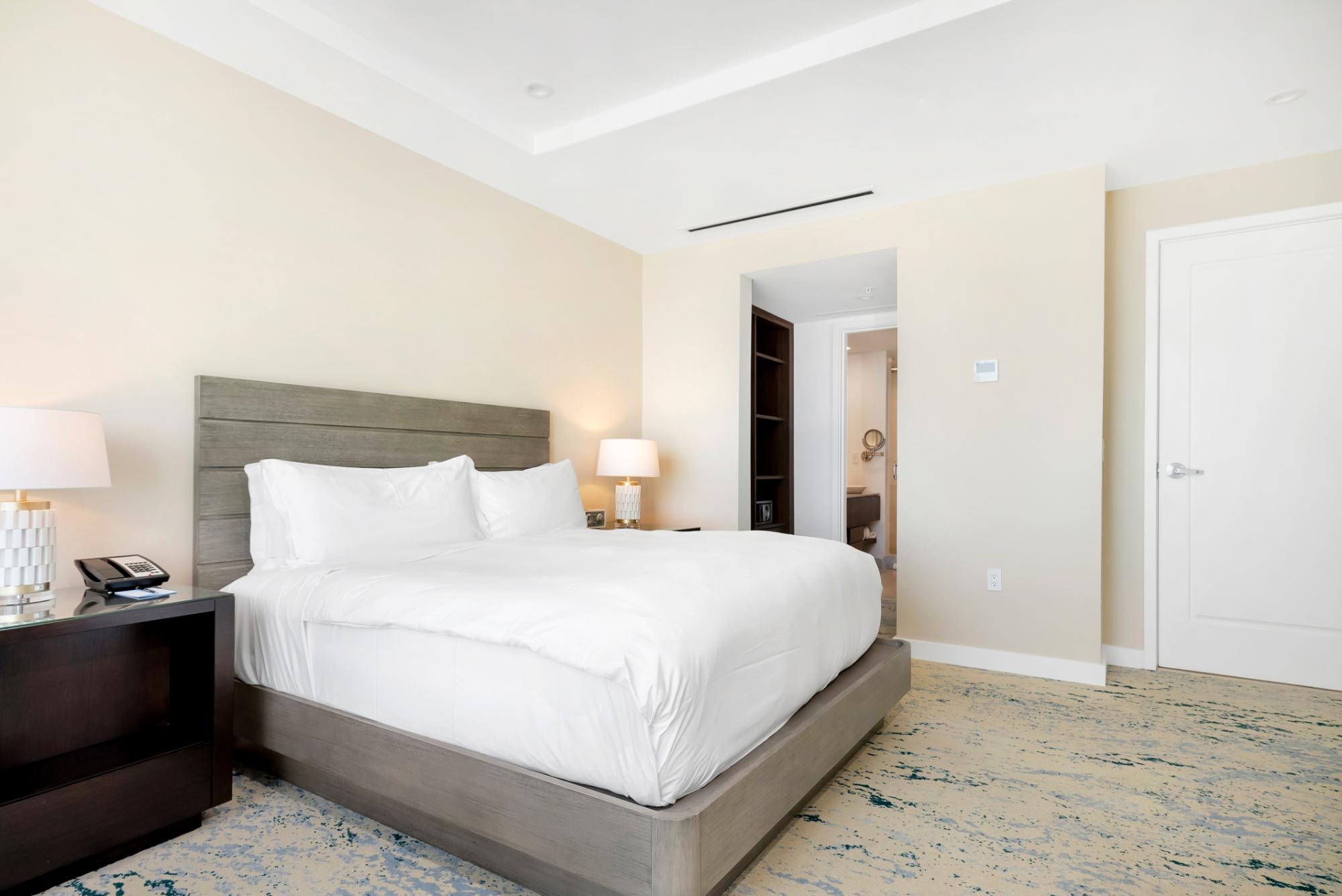 UNIT 1040 (4A) RITZ CARLTON 3BR/4BA/DEN/LAUNDRY