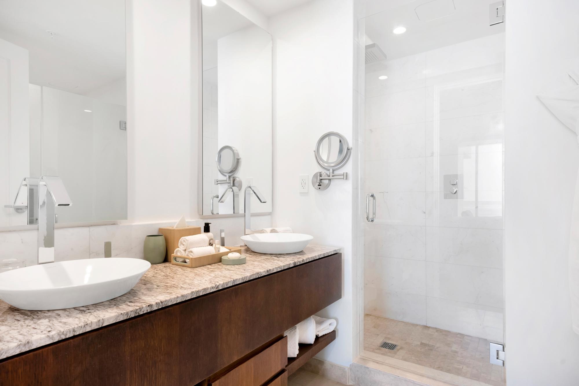 UNIT 1040 (4A) RITZ CARLTON 3BR/4BA/DEN/LAUNDRY