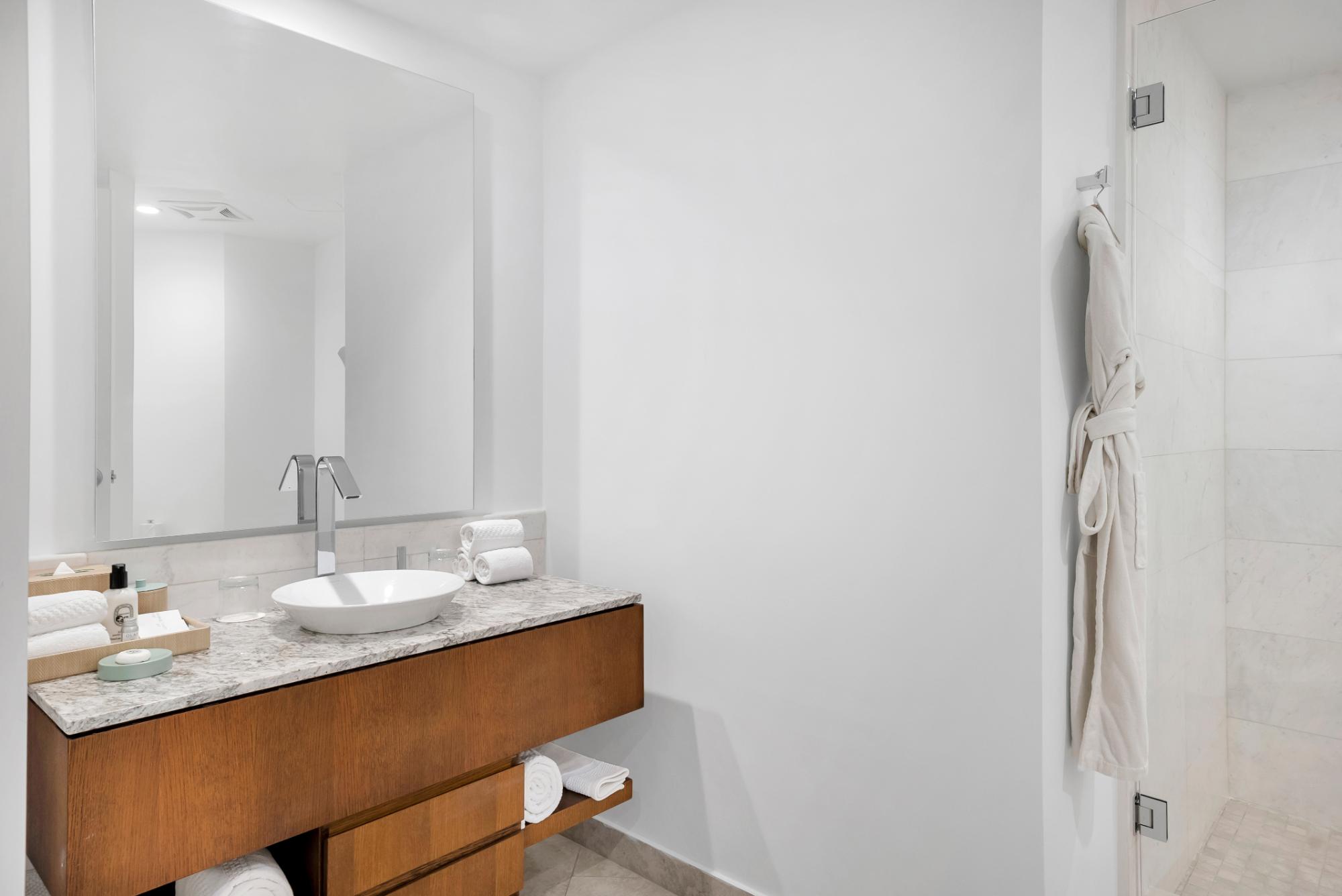 UNIT 1040 (4A) RITZ CARLTON 3BR/4BA/DEN/LAUNDRY