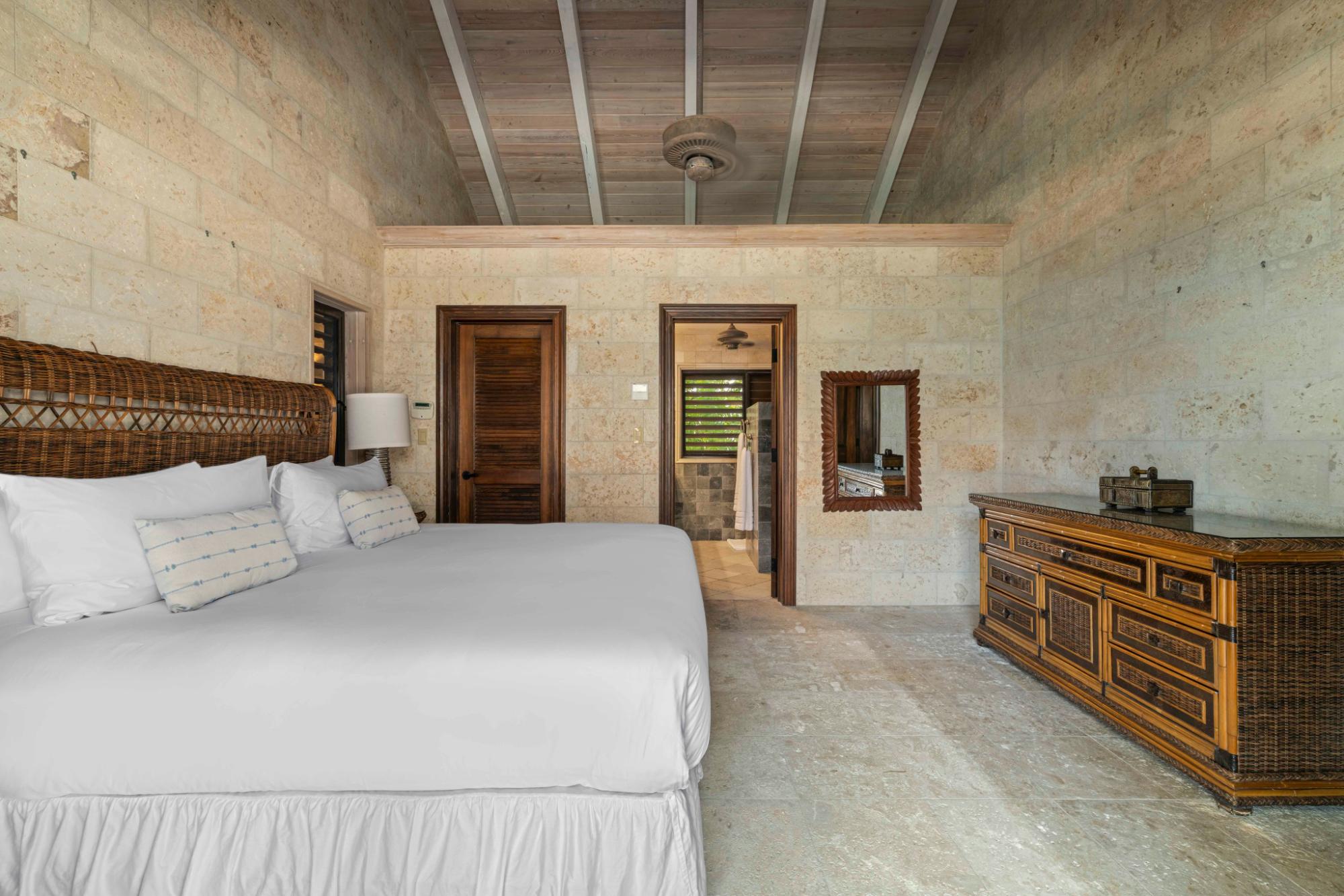 VILLA SEACLIFF: CHALK SOUND