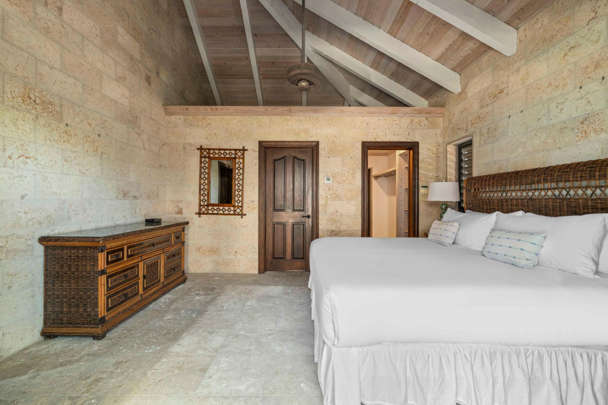VILLA SEACLIFF: CHALK SOUND