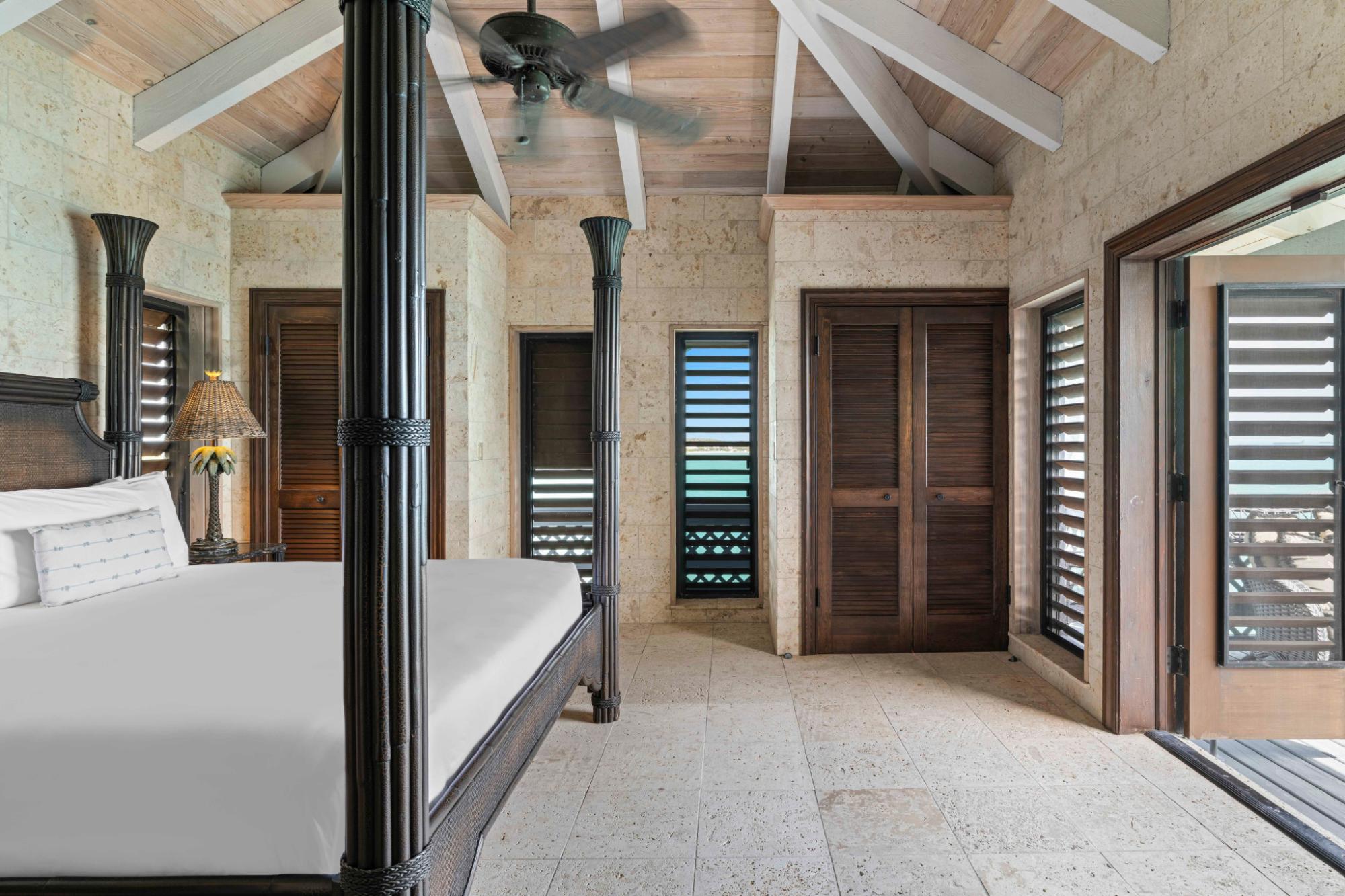 VILLA SEACLIFF: CHALK SOUND