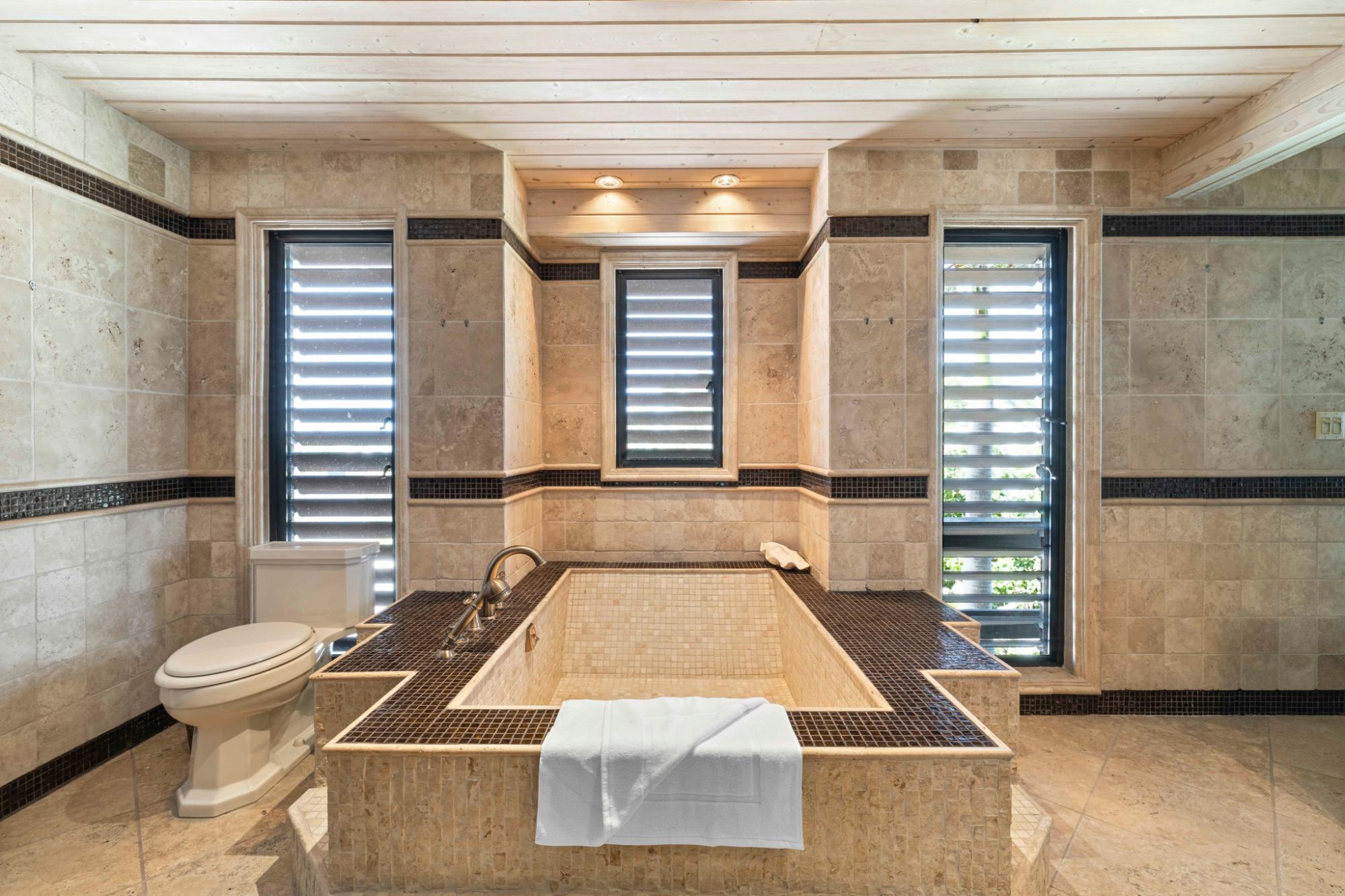 VILLA SEACLIFF: CHALK SOUND